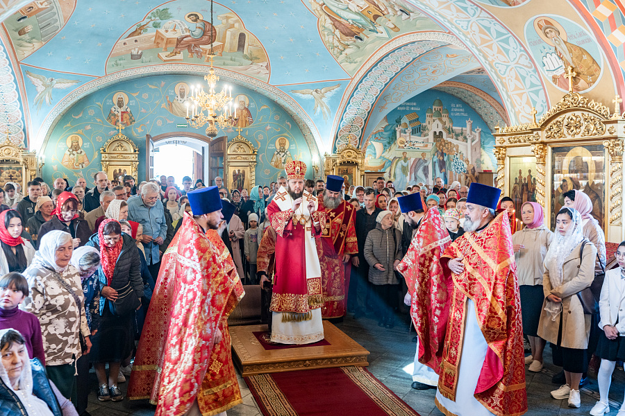 Архиерейское богослужение в Воскресенском храме города Подольска